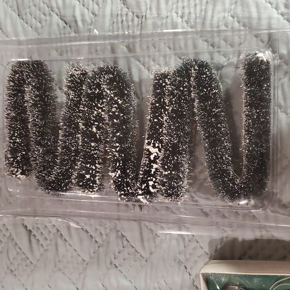 Department 56 Frosted topiary trees, streetlamps and bushes - Picture 3 of 4